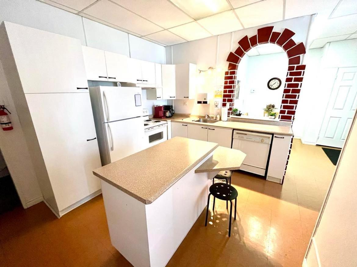 Les Appartements Du Vieil Edifice Metabetchouan Buitenkant foto